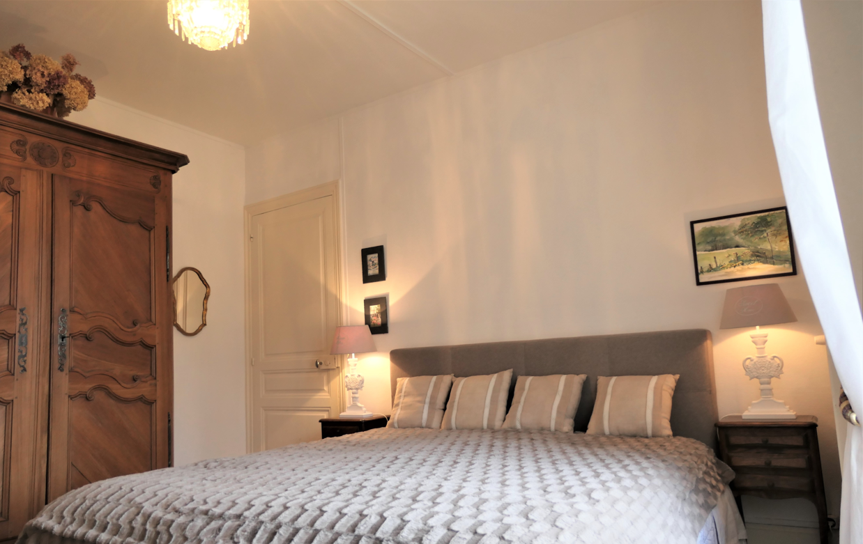 Bed and door Chambre Tilleul